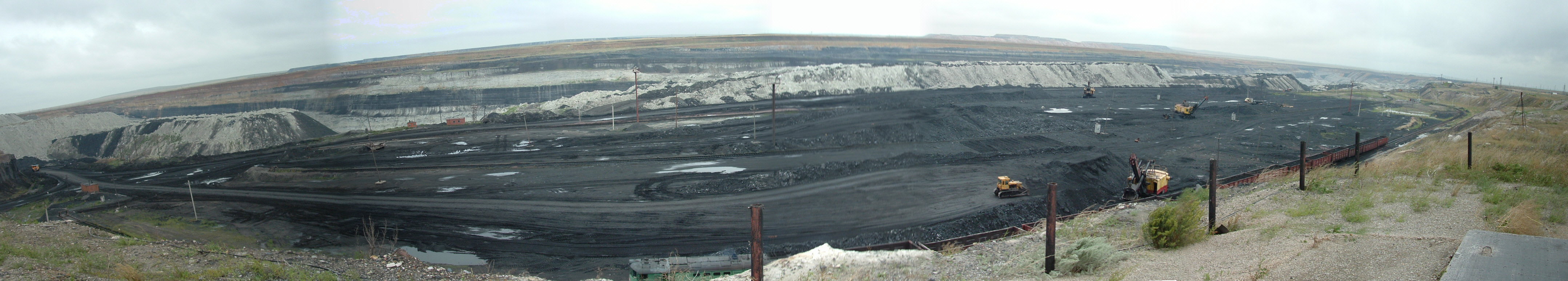 Coal mine IPCC — coal seam model from drill hole data, conveyor integration